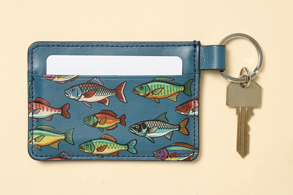 白紙カードを入れた青い魚柄PUカードケースと側面リングにつないだ鍵